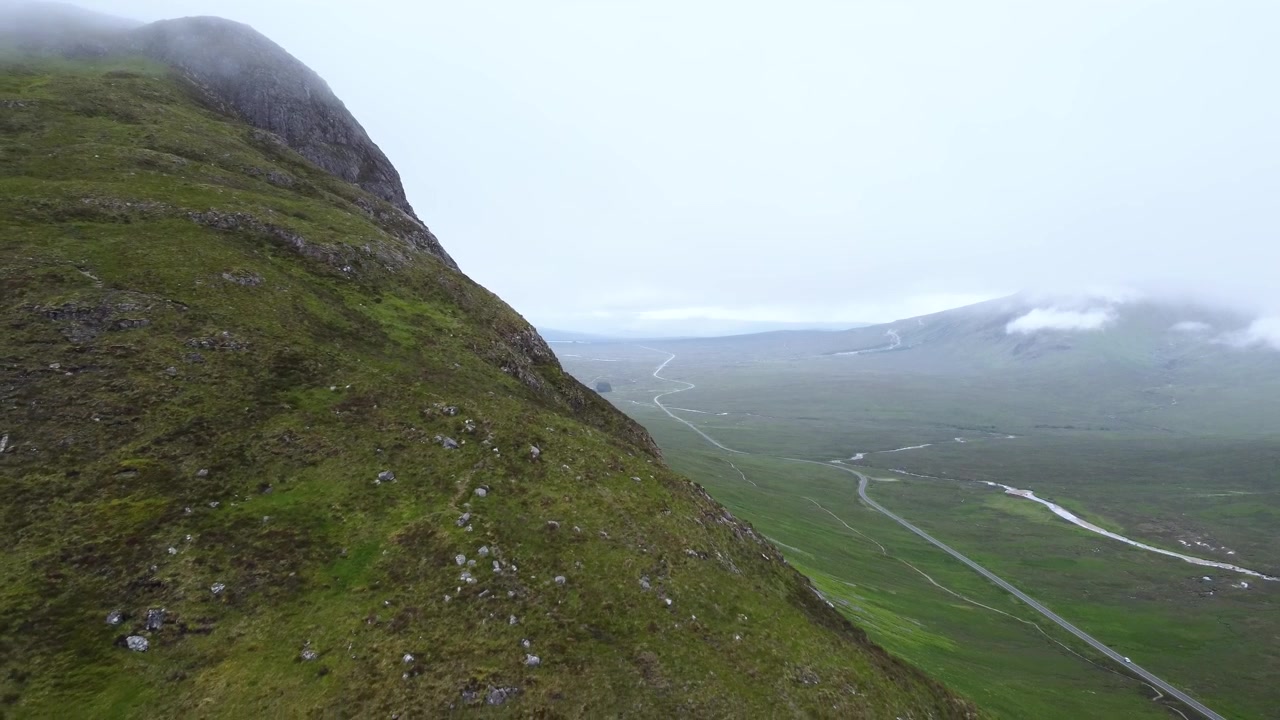 Una gran montaña en Escocia revelada en condiciones frías y nubladas