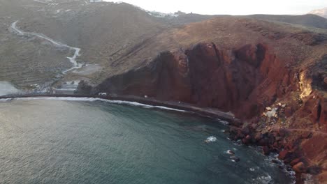 Blick-Vom-Meer-Aus-Auf-Den-Roten-Strand-Von-Santorini-Bei-Sonnenuntergang