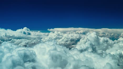 vista épica de las nubes de algodón desde arriba, visión general de la formación de nubes a gran altitud