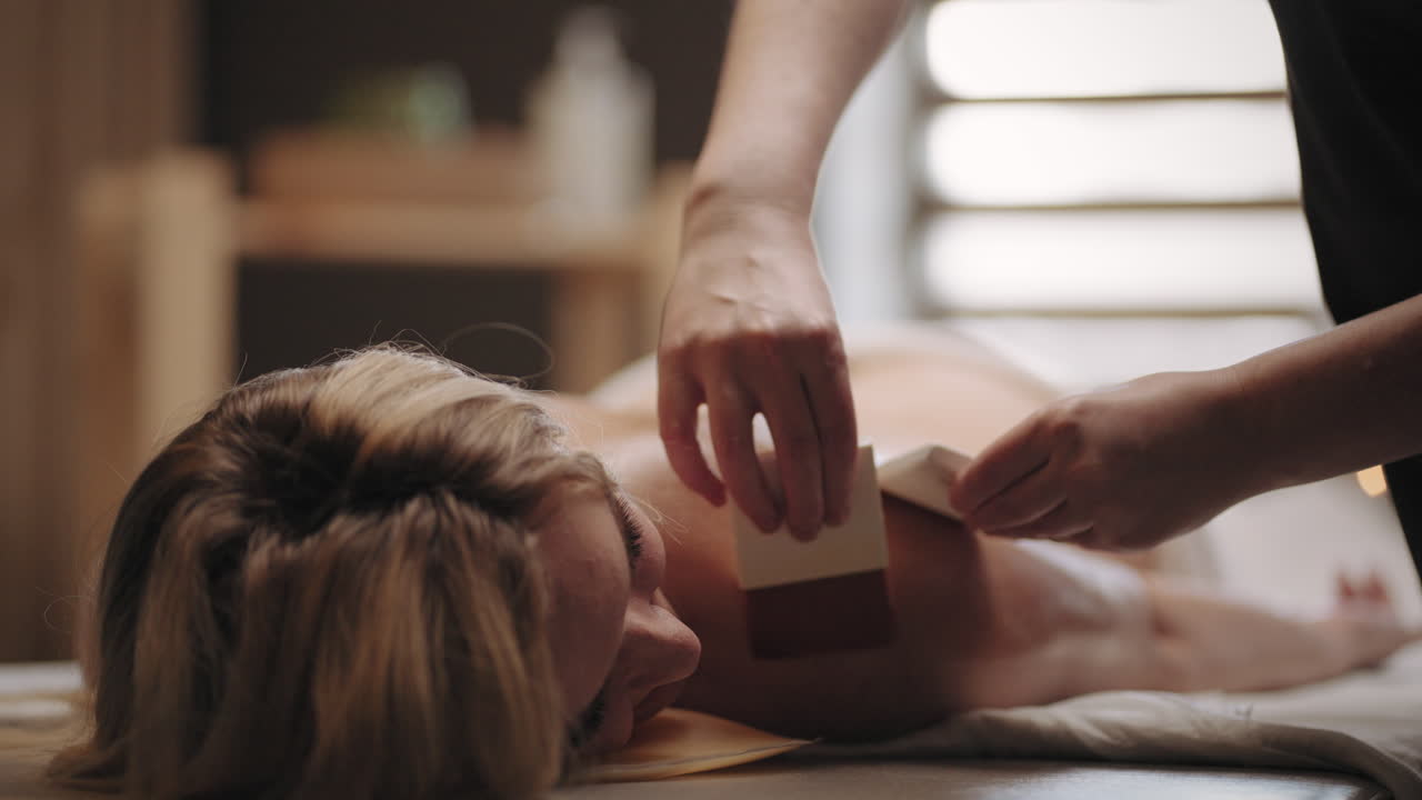 relajarse y descansar en el salón de masajes en el spa-salón tradicional masaje con cepillo de aceite egipcio disfrutar y placer