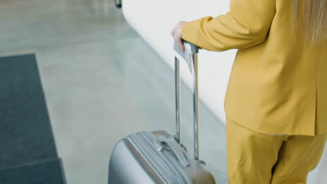 vista trasera de una mujer rubia caminando en un hotel