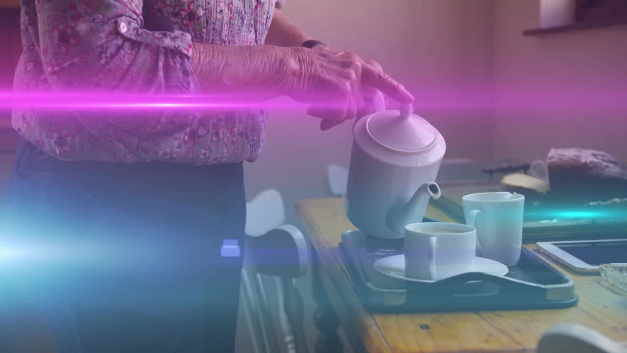 집에서 차를  ⁇ 는 고령 여성 위에 움직이는 색 ⁇ 의 불빛의 애니메이션