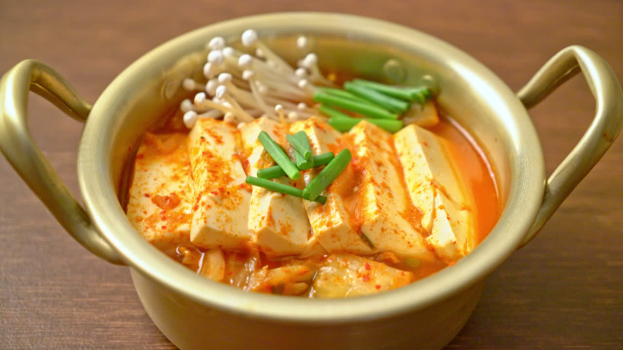 '김치찌개' 또는 부드러운 두부를 곁들인 김치국 또는 한국 김치 스튜 - 한국 전통 음식