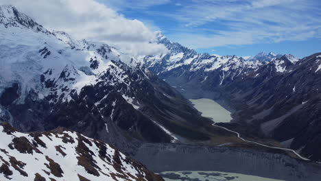 Drohne-In-Richtung-Mt.-Cook-Mit-Blick-Auf-Den-Gletschersee