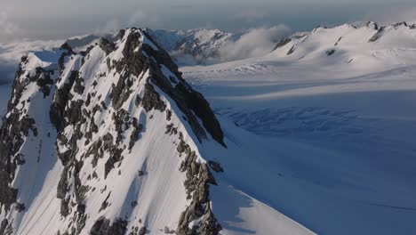 Glaciares-Y-Montañas-Rocosas-Nevadas-En-Los-Remotos-Confines-Salvajes-De-La-Naturaleza.