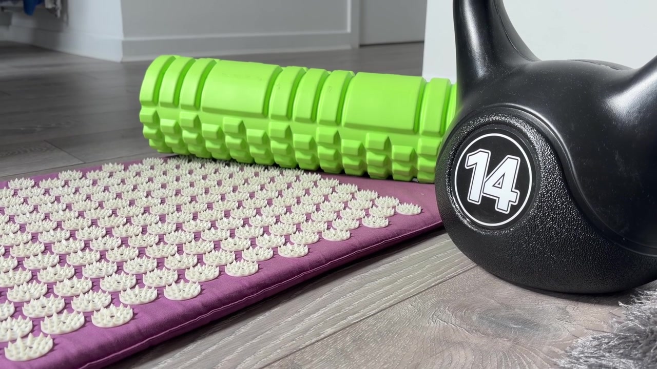 Primo piano di Kettlebell, Foam Roller e Tappetino Chiodato per il Recupero Fitness