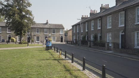 Vista-De-Una-Calle-Típica-En-La-Ciudad-De-Cambridge-Inglaterra-Reino-Unido-Con-Casas-De-Ladrillo