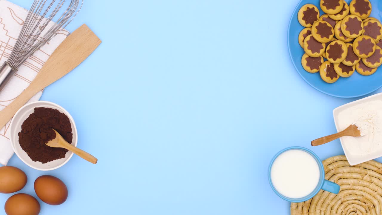 los ingredientes para hornear y las galletas dulces en el plato aparecen en el lado izquierdo y derecho del tema azul. detenga el movimiento