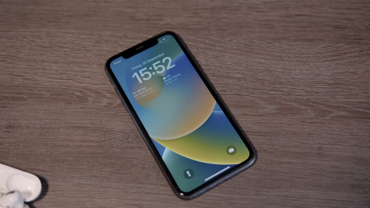 iphone con ios y airpods pro inclinación medio