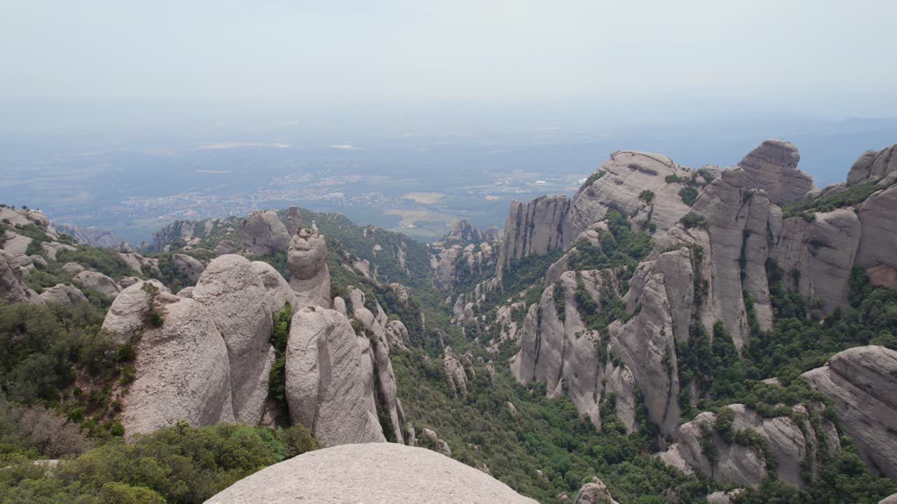 산 꼭대기에  ⁇ 는 젊은 여성, 영화 드론 촬영, 웰빙 및 건강 개념, 몬테세라트 수도원, 바르셀로나