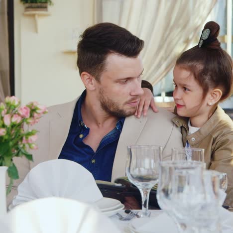 Vater-Und-Tochter-In-Einem-Restaurant