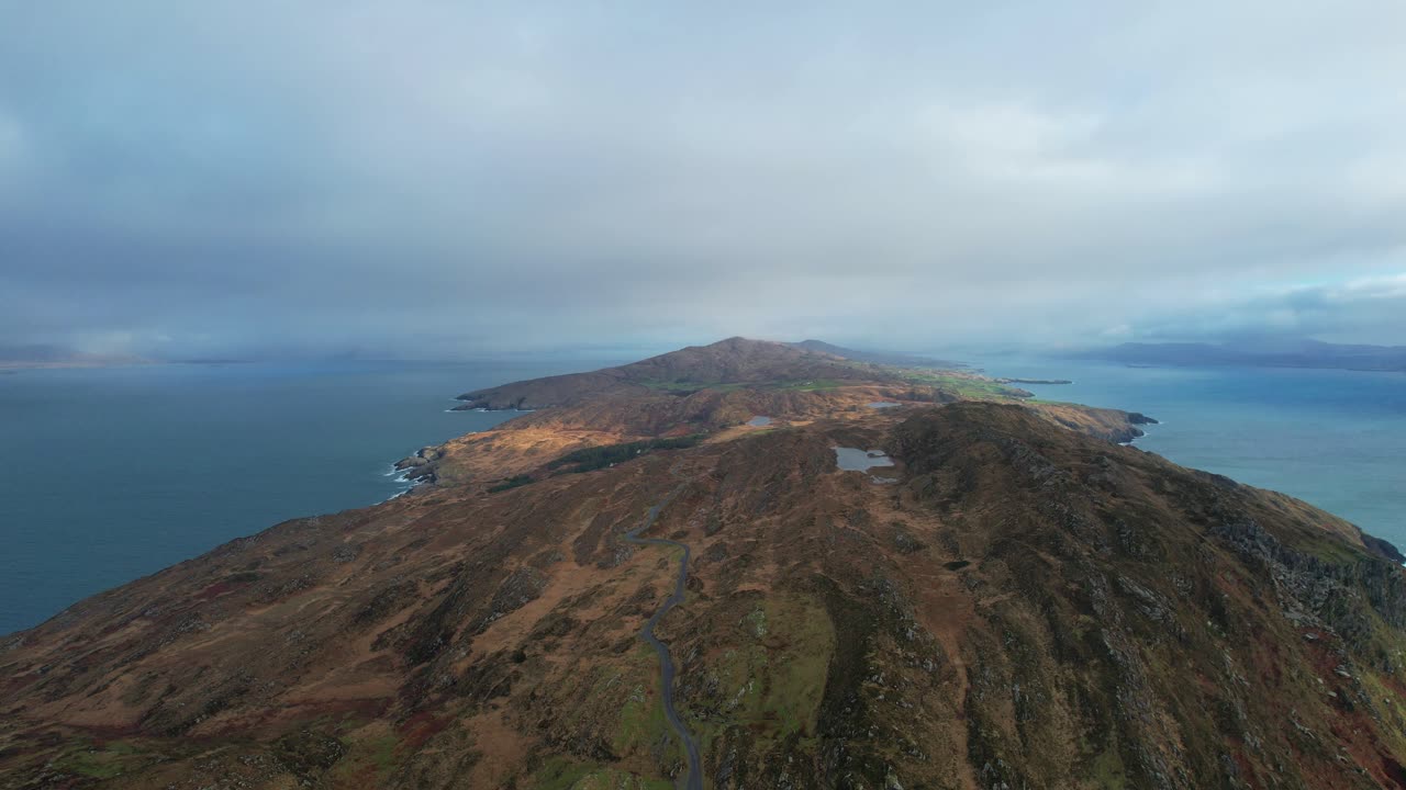 아일랜드: 서사시적인 장소, 극적인 공중 풍경, 양들이 서쪽으로 향하는 겨울의 풍경, 코크의 험난한 야생 지역, 바다에서 방울이 내리는 겨울의 날