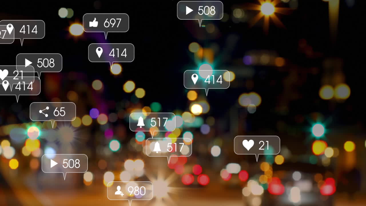 animación de iconos de redes sociales en múltiples burbujas de habla sobre una vista borrosa del tráfico nocturno de la ciudad.