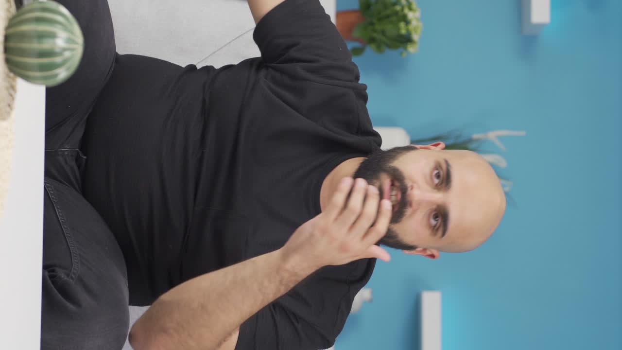 공격적이고 신경증이 있는 남자의 수직 비디오입니다.