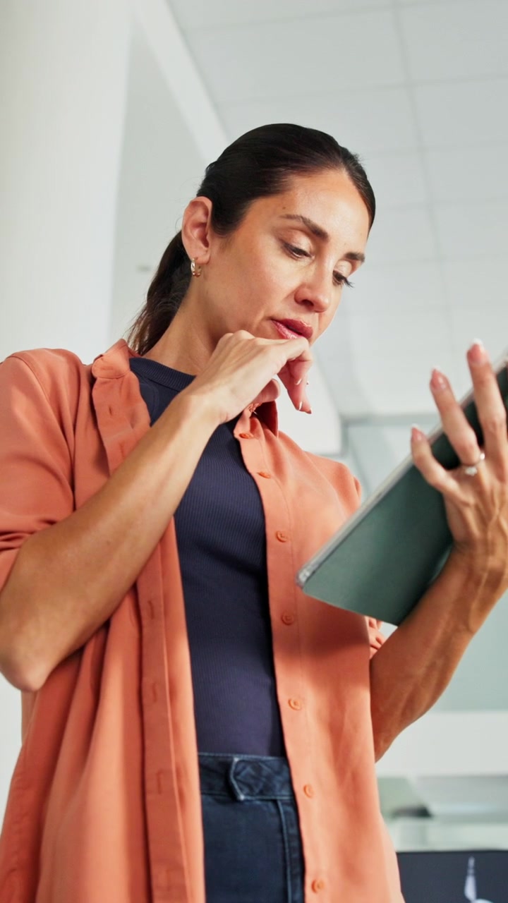 Donna professionista che usa il tablet in un moderno ufficio