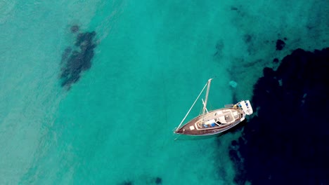 aérea - vista de arriba hacia abajo de atrapar un barco de lujo y agua clara