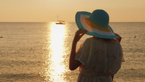 Silhouetten-Einer-Jungen-Frau,-Die-Am-Frühen-Morgen-Die-Sonne-An-Einer-Nassen-Küste-Genießt