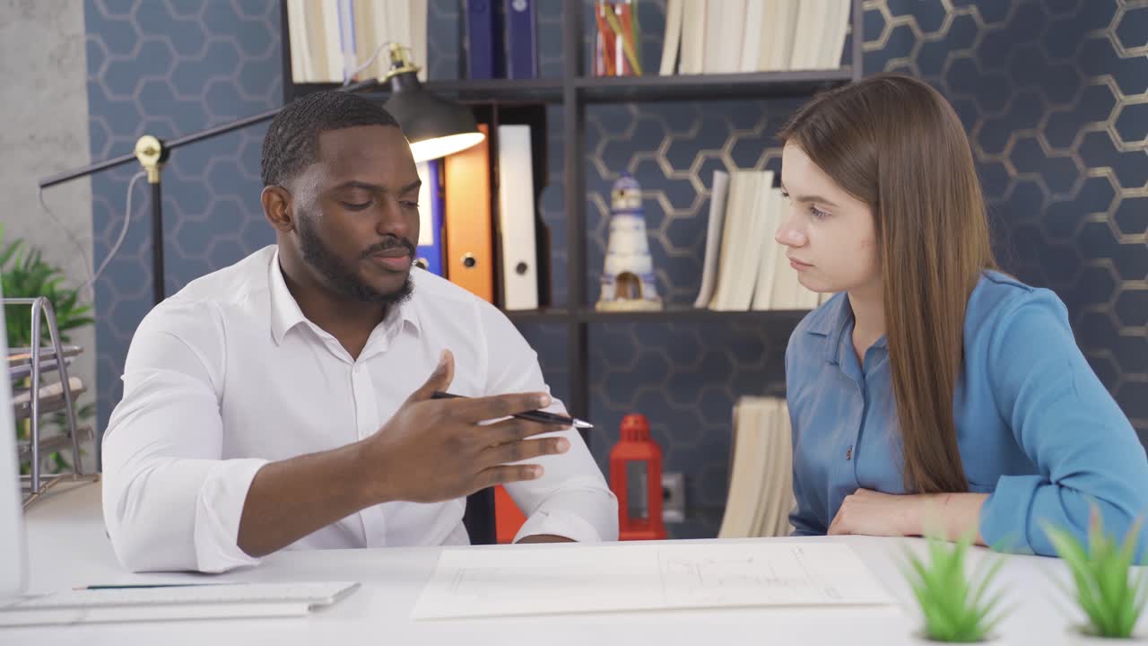 mujer de negocios y hombre de negocios de diferentes razas brainstorming en el proyecto durante la reunión corporativa en la oficina.