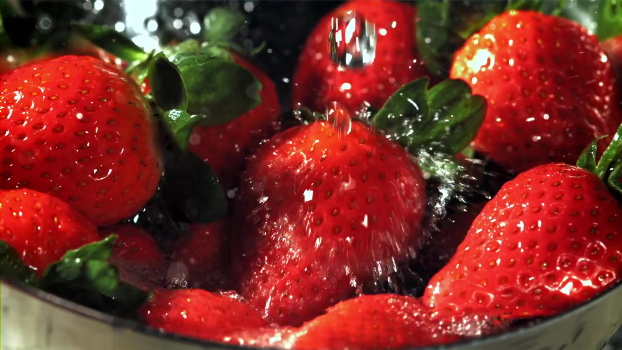 Fragole rosse fresche lavate con acqua