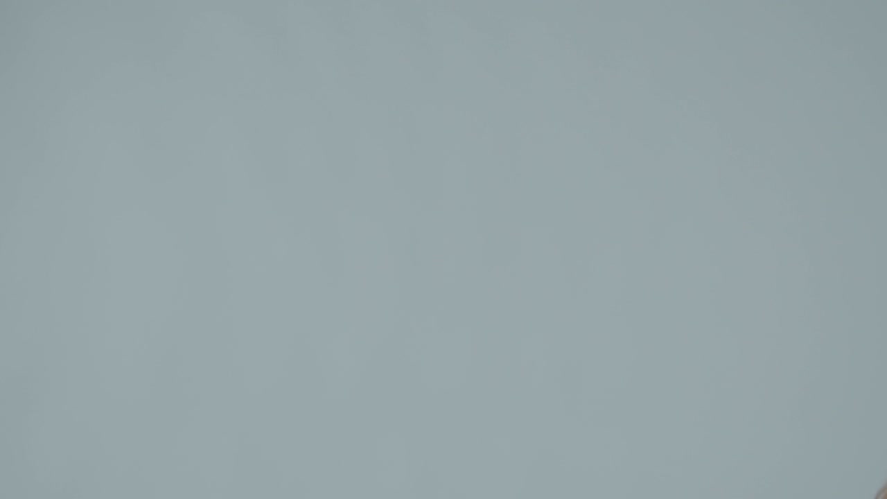 파란색 배경에 춤을 추는 젊은 여성의 스튜디오 샷 3