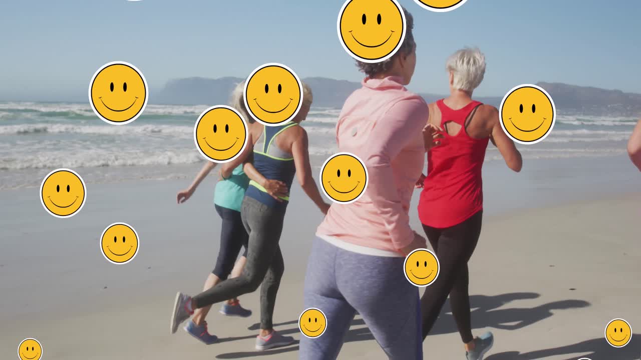 animación de símbolos de caras sonrientes, sobre mujeres corriendo en la playa