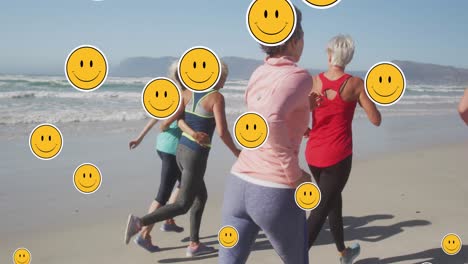 Animation-Von-Smiley-Gesichtssymbolen-über-Frauen,-Die-Am-Strand-Laufen