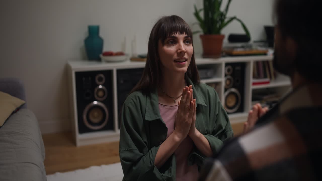 una mujer sentada en una sala de estar