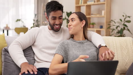 computadora portátil, relajarse y pareja en el sofá