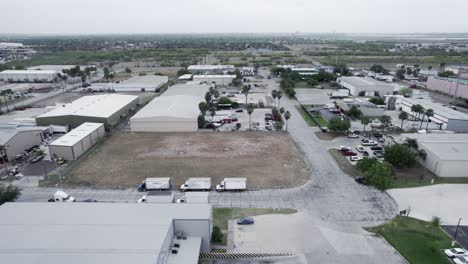 día nublado en el mercado de la terminal de productos de mcallen y otro almacén cerca en el sur de mcallen clouse por el puente internacional de hidalgo