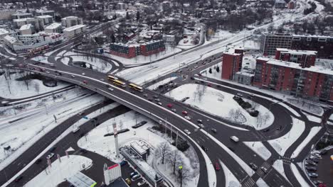 Komplexe-Kreuzung-In-Der-Nähe-Des-Stadtzentrums-An-Einem-Verschneiten-Wintertag