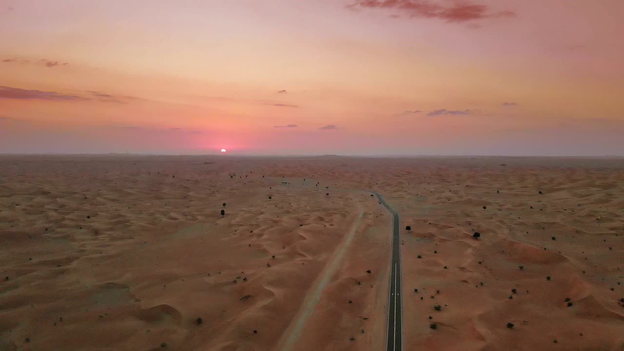 puesta de sol sobre el desierto del medio oriente