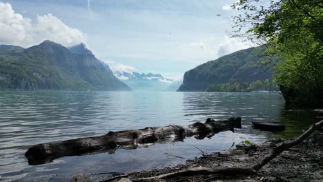 Ruhige-Wellen-Erreichen-Die-Ruhigen-Ufer-Des-Sees-Mit-Atemberaubender-Schweizer-Kulisse