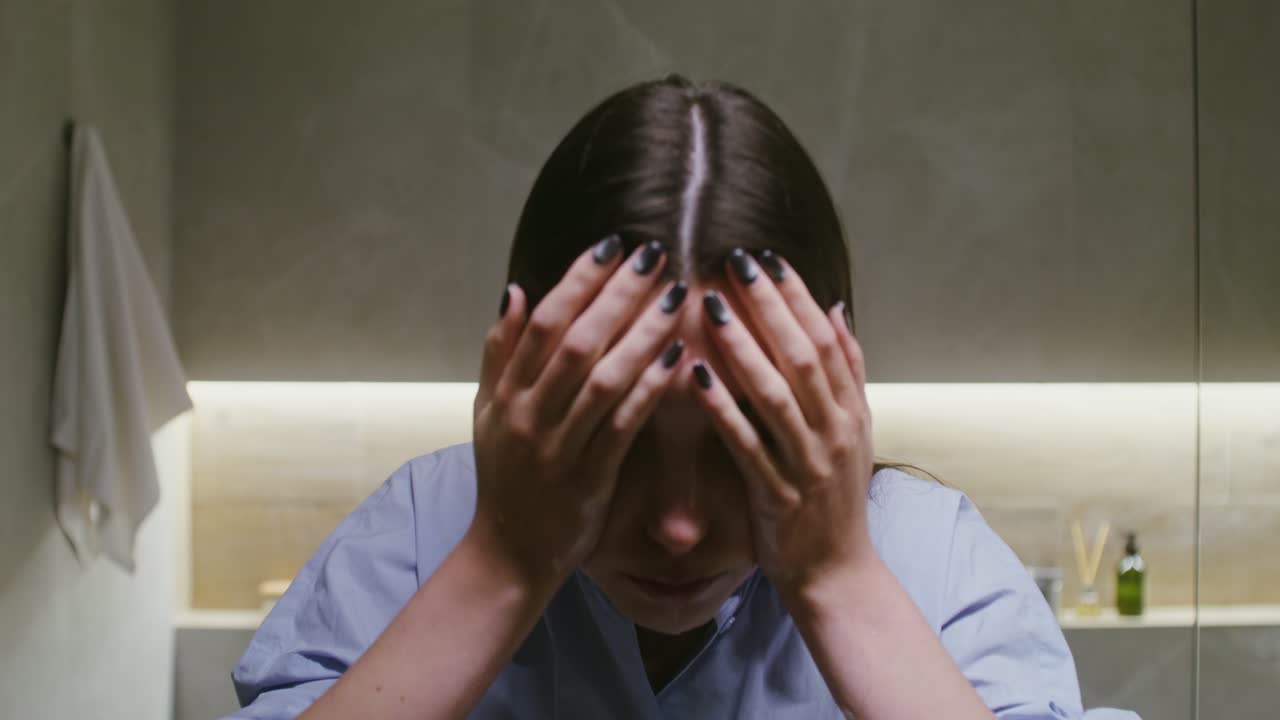 얼굴을 는 여자