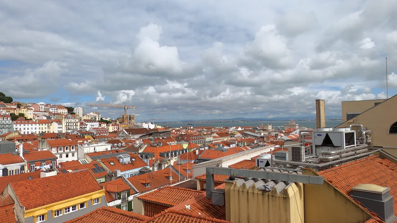Vista panoramica dai tetti di Lisbona in Portogallo, skyline del quartiere di Alfama