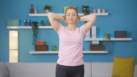 Mujer-Bostezando-A-Izquierda-Y-Derecha.-Deporte-En-Casa.