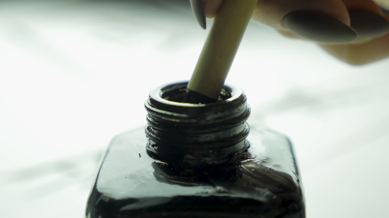 llenando una pluma pluma con tinta