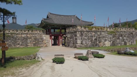entrada al histórico pueblo folclórico de naganeupseong amurallado con piedra, de izquierda a derecha