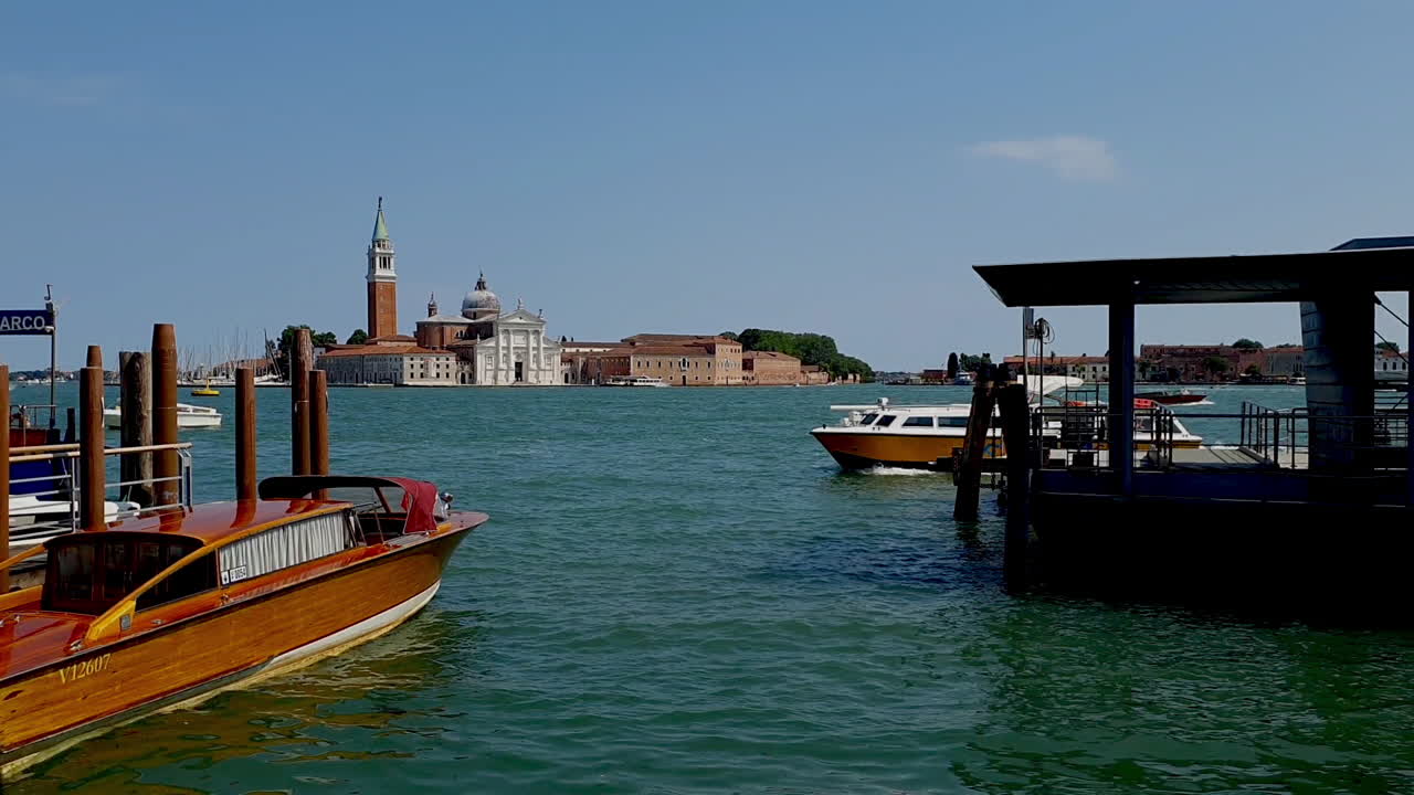 venice_maritime_landscape_boats_slo_mo_boat_passing_from_left_to_right , hd, 초당 30프레임, 주간, 59초