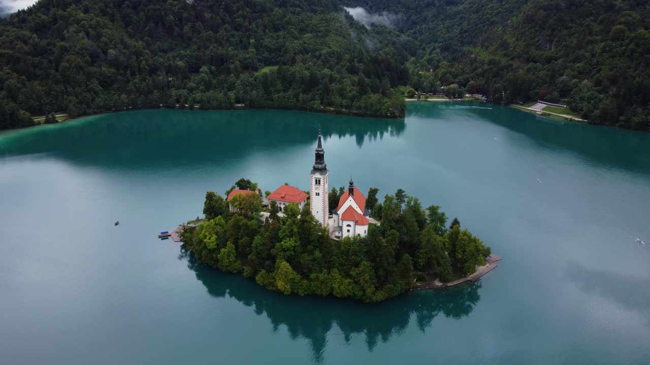 Ilmakuva saaresta, joka sijaitsee Slovenian Bled-järven keskellä