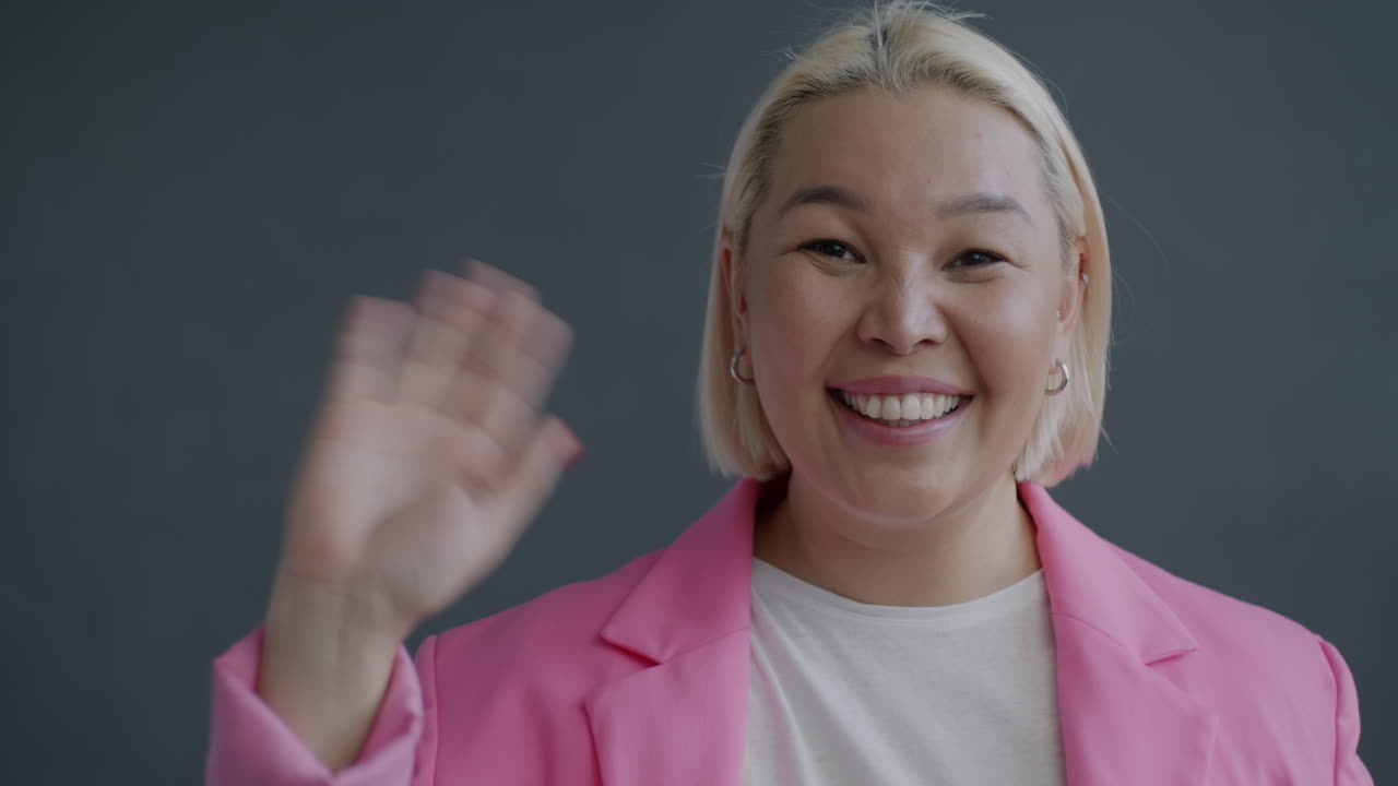 안하세요라고 손을 흔들고 있는 여자