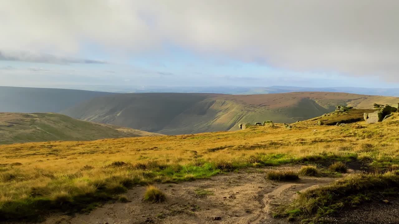 paisajes de hierba dorada en kinder scout peak district reino unido