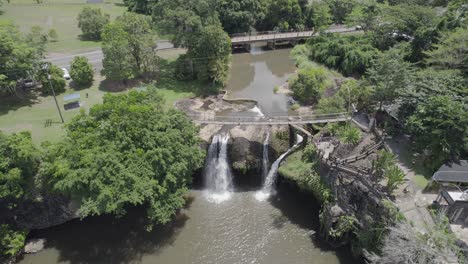 Frau-Auf-Hängebrücke-über-Mena-Creek-Falls-Im-Paronella-Park-In-Queensland,-Australien