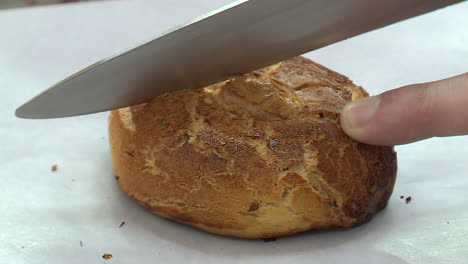 Cutting a round baked good
