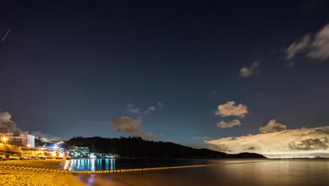 Cheung-Chau-Glühend-Am-Wasser-Schnell-Wolken-Flugzeug-Sternschnuppe-Lichter-Nächtlicher-Himmel-Zeitraffer