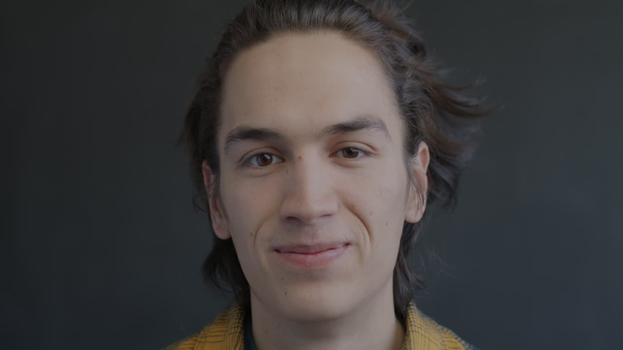 retrato de un joven sonriente