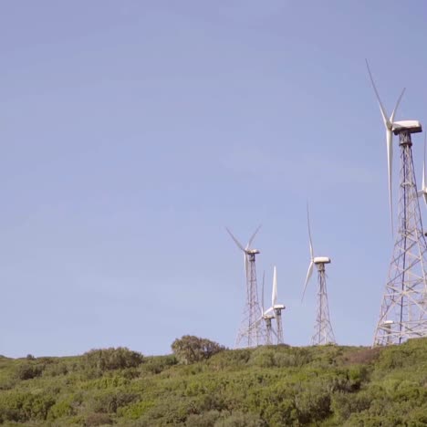 Windkraftanlagen-Auf-Einem-Hügel