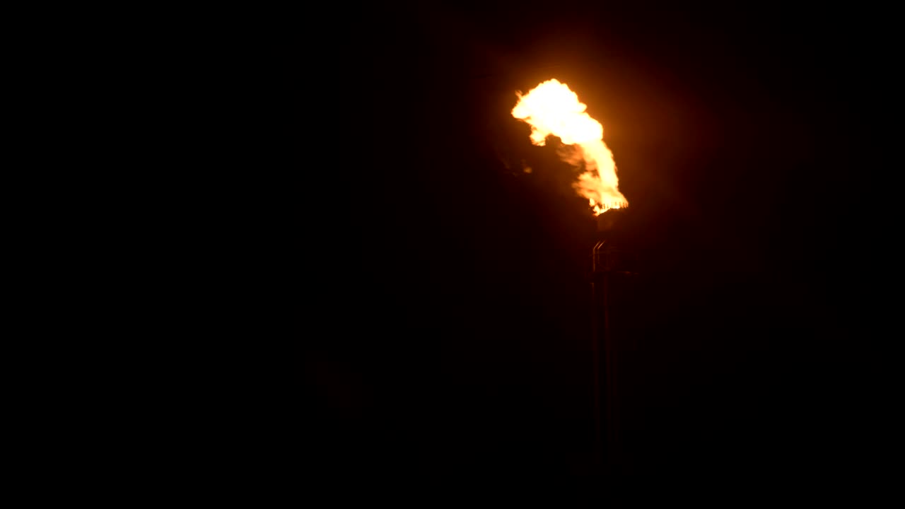 완전한 어 속에 불타는 석유 화학 생산의 가스 불의 야간. 낮은 키 석유 연소 및 환경 오염. 생태 문제 개념
