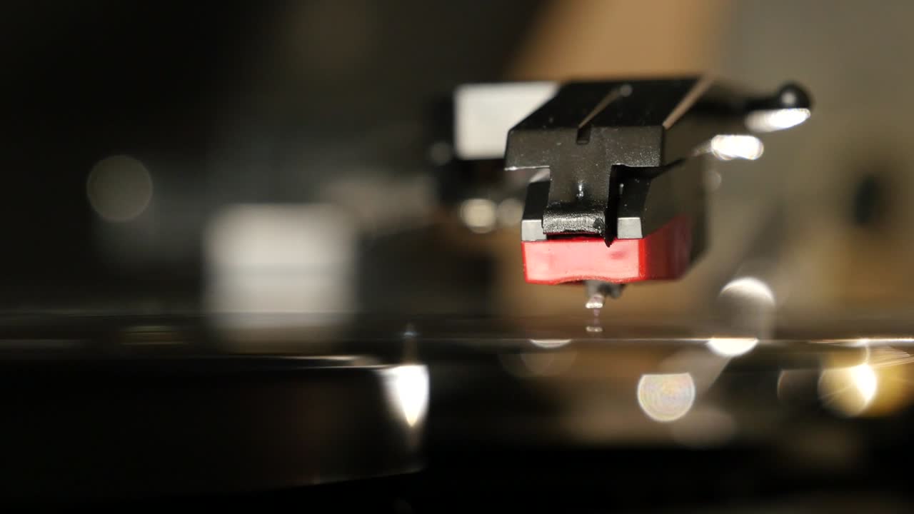 턴테이블 비닐 레코드 플레이어, 남자는 비닐 레코드를 넣고 그라모폰을 포함합니다