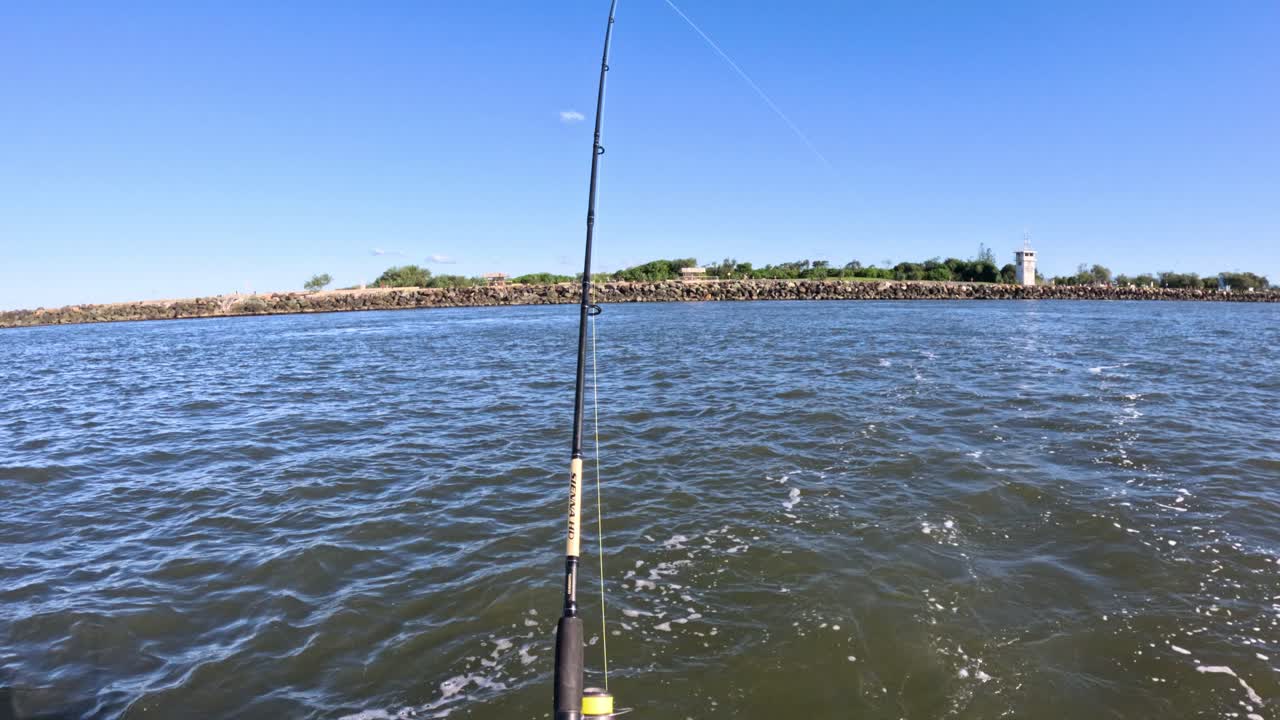 Canna da pesca in azione su una barca.