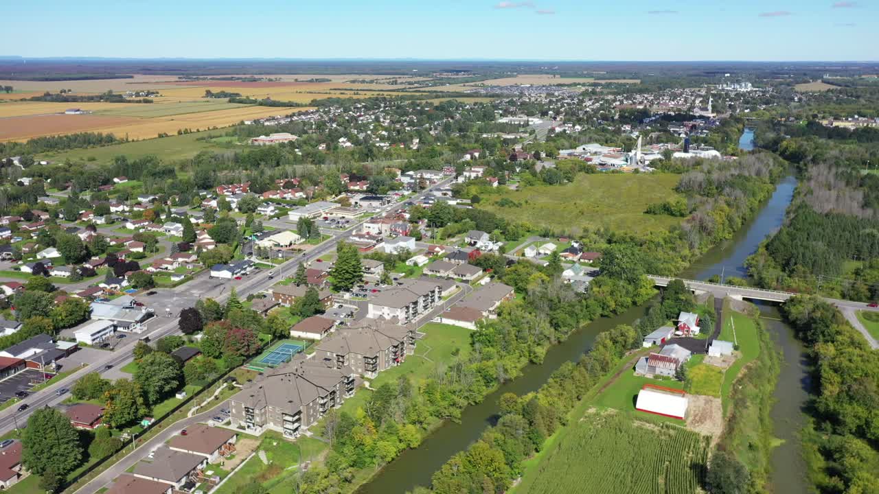 condominios con cancha de tenis en pueblo rural con río
